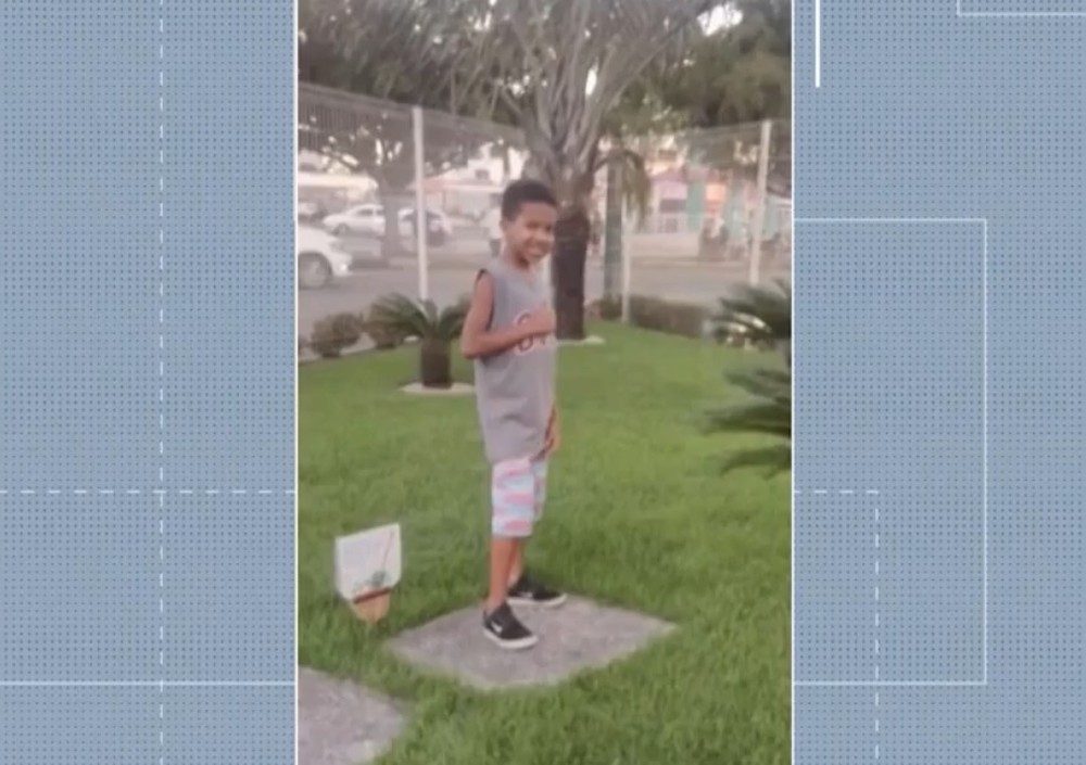 Criança morre após ser atingida por bala perdida na frente da mãe