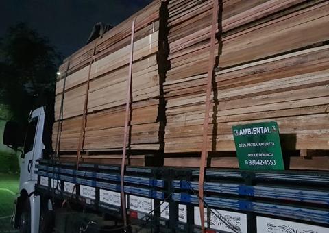 Caminhão que transportava carga de madeira sem documentação é apreendido em Manaus