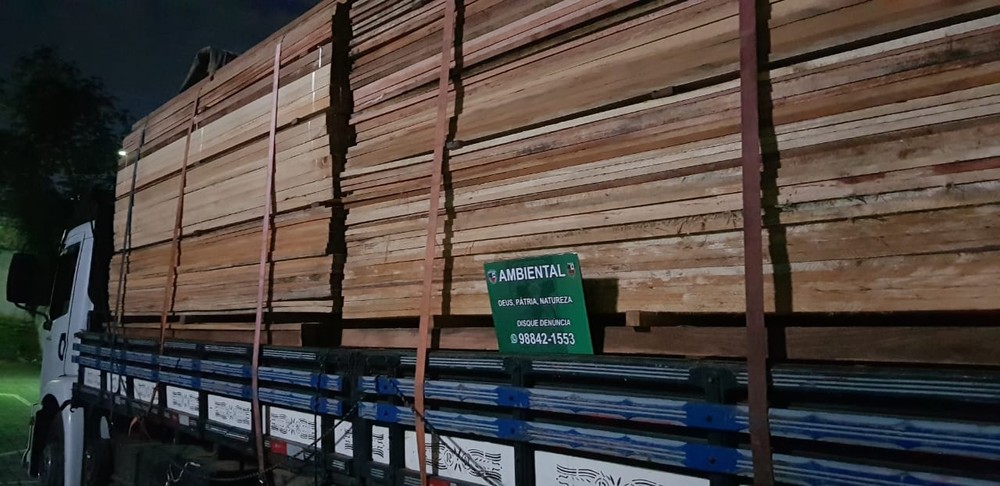 Caminhão que transportava carga de madeira sem documentação é apreendido em Manaus
