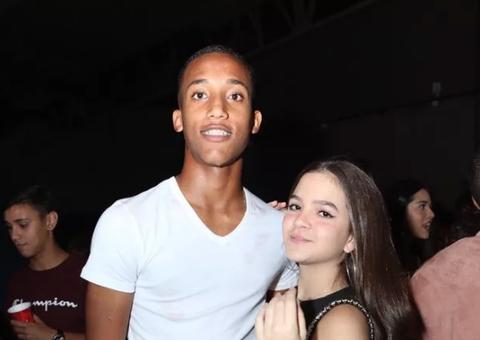 Mel Maia é flagrada aos beijos com jogador do Fluminense em show