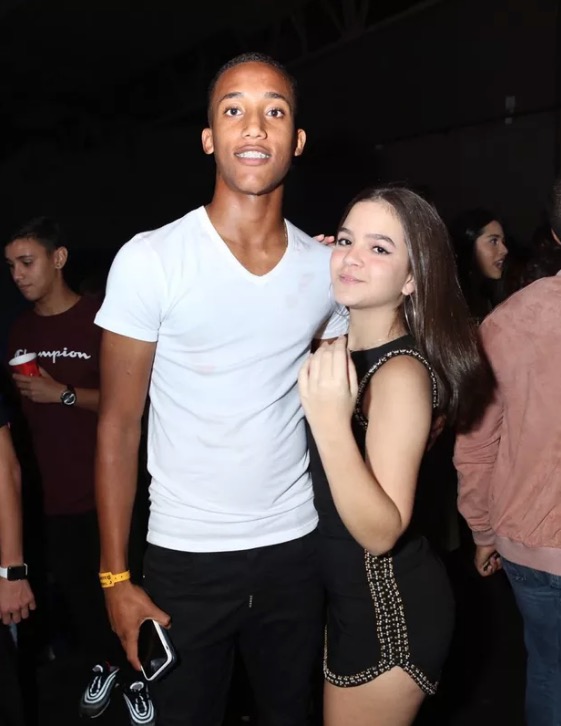 Mel Maia é flagrada aos beijos com jogador do Fluminense em show