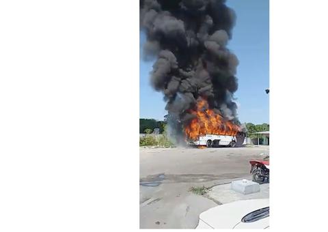 Vídeo mostra momento em que ônibus pega fogo em Manaus 