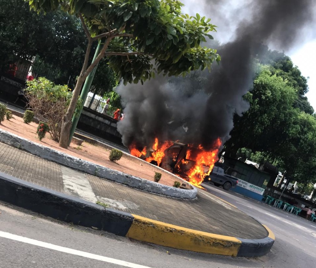 Carro fica completamente destruído após pegar fogo em Manaus