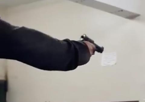 Vídeo: Alunos apontam armas para colegas dentro de escola em Manaus