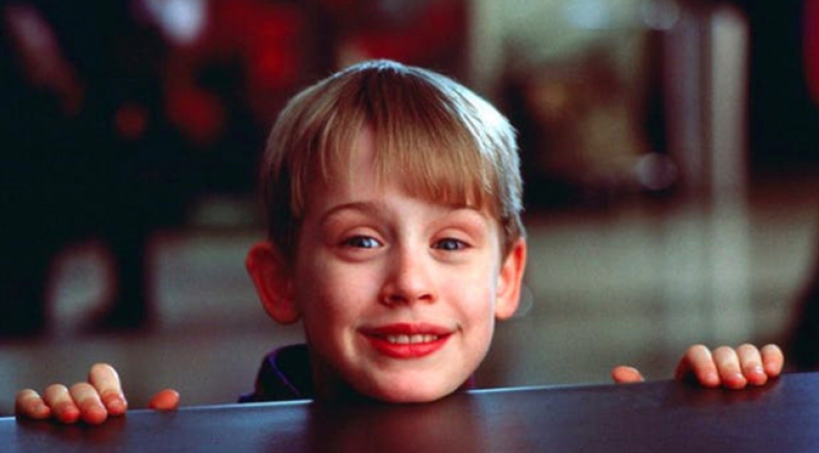 Macaulay Culkin mostra como seria 'Esqueceram de Mim' hoje e enlouquece internautas