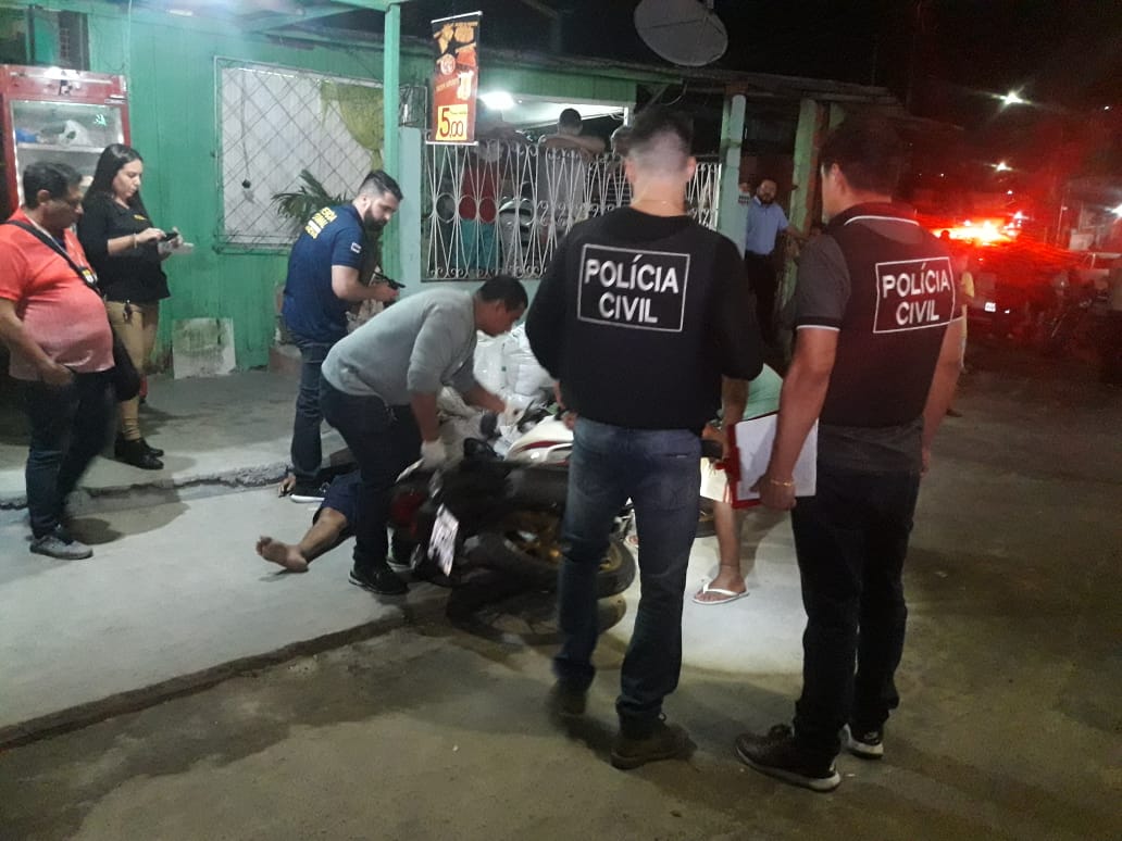 Homem é morto com 14 tiros após parar para comprar lanche em Manaus