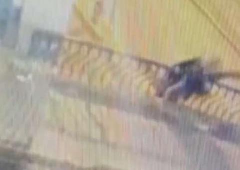 Vídeo: Durante amassos, casal cai de ponte e morre 