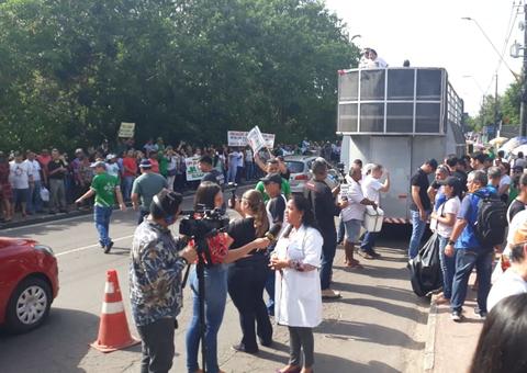 AO VIVO: Greve dos servidores em frente a sede do Governo