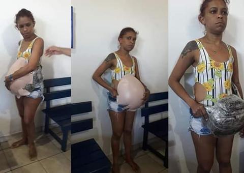 Mulher é presa com 5kg de 'supermaconha' em barriga de grávida falsa
