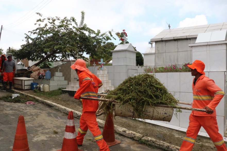Cemitérios recebem mutirões de limpeza para visitas do Dia dos Pais em Manaus