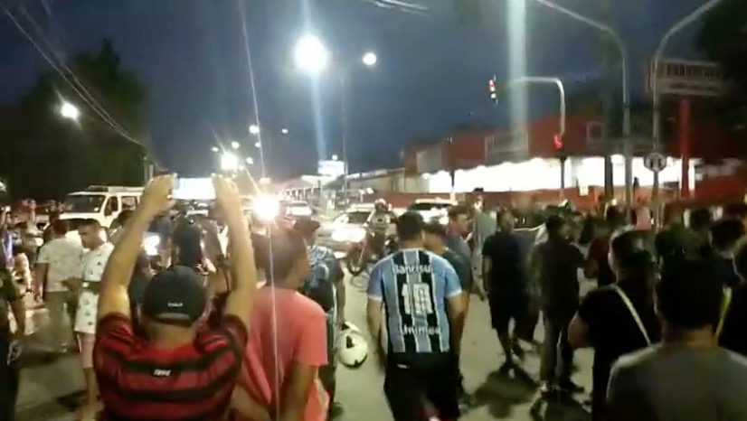 Aos gritos de ‘Wilson mentiroso’ policiais fecham avenida durante protesto em Manaus