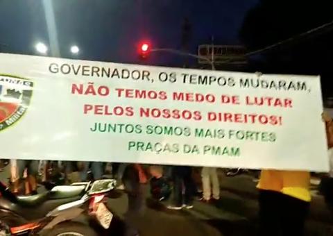 Aos gritos de ‘Wilson mentiroso’ policiais fecham avenida durante protesto em Manaus