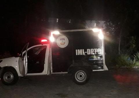 Enrolado em lona, corpo é encontrado em avenida de Manaus