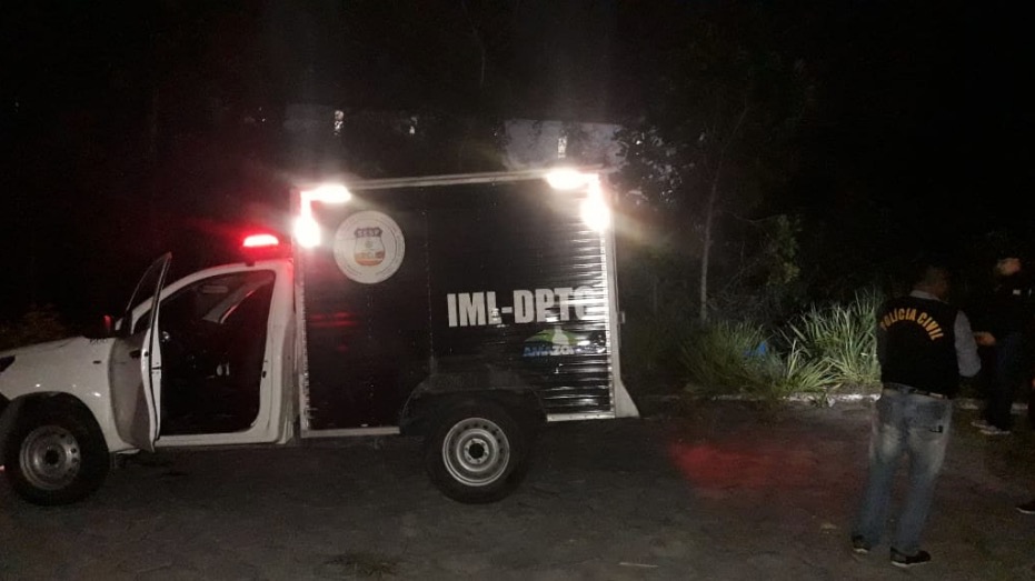 Enrolado em lona, corpo é encontrado em avenida de Manaus