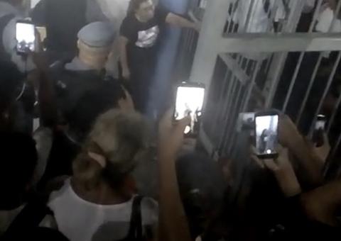 Adolescente é espancado ao tentar roubar estudantes com arma de brinquedo em Manaus