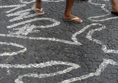 Estudante morre em ponto de ônibus atingido por bala perdida