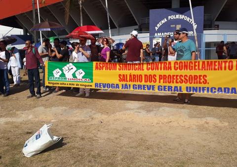 Servidores públicos fazem carreata durante protesto em Manaus 