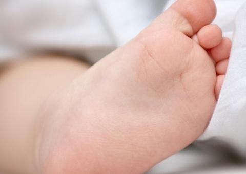 Com traumatismo craniano e queimaduras pelo corpo, bebê é internado em estado grave