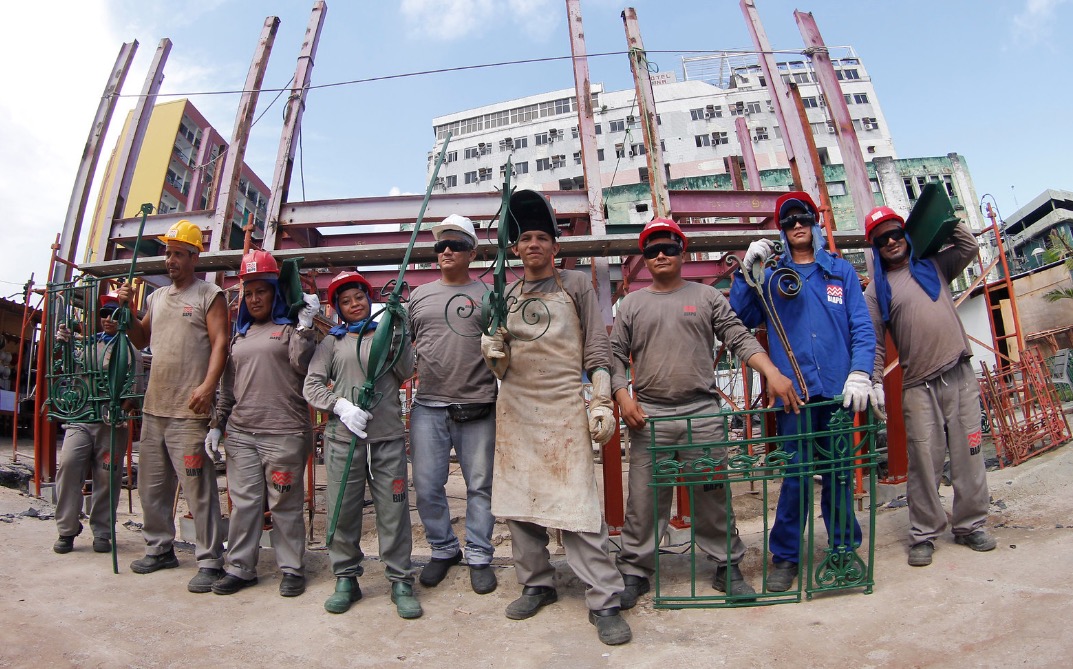 Pavilhão Universal começa a ser remontado na praça Adalberto Valle em Manaus