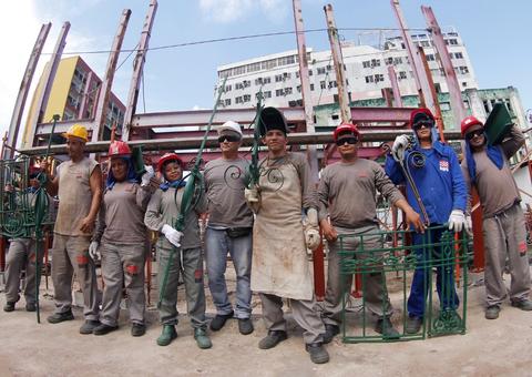Pavilhão Universal começa a ser remontado na praça Adalberto Valle em Manaus