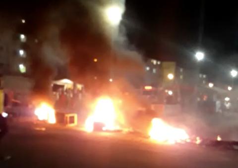 Em Manaus, moradores perdem comida por causa da falta de energia e descaso