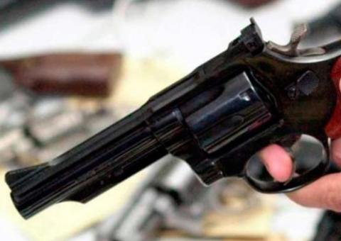 Jovem é baleado após discussão em campo de futebol em Manaus