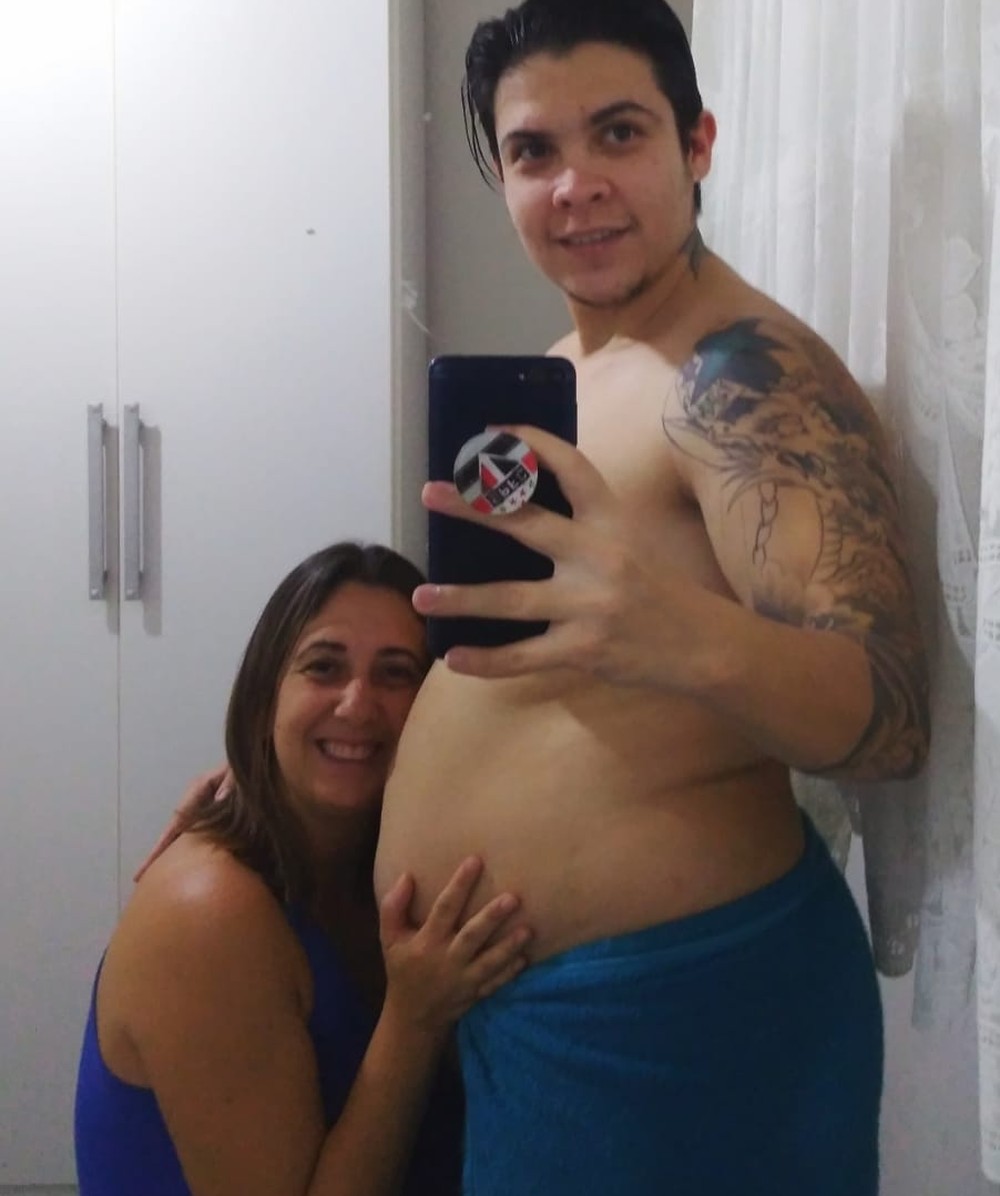 Homem trans engravida para realizar sonho do casal de ter filhos