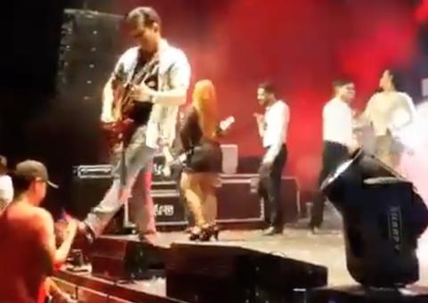 Ximbinha se pronuncia após chutar celular de fã em show