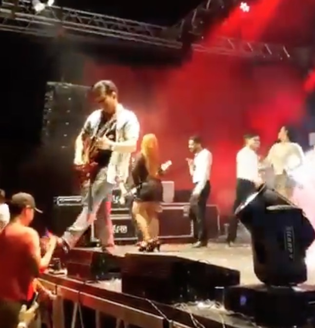 Ximbinha se pronuncia após chutar celular de fã em show