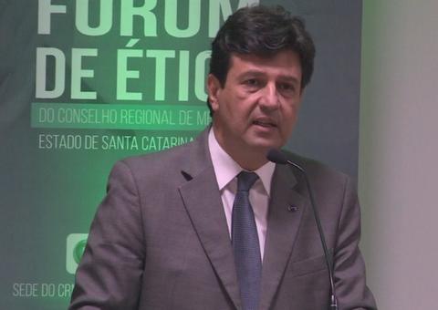 Médicos cubanos terão que revalidar diploma, diz ministro