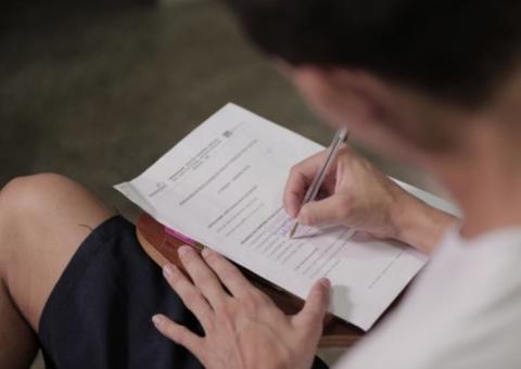No AM, presos têm reforço em técnicas de redação para fazer o Encceja