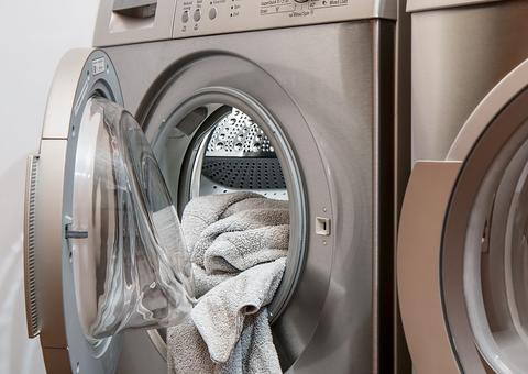 Criança fica presa em máquina de lavar roupas e morre 