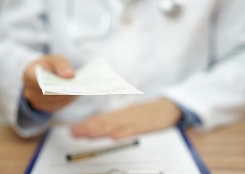 Mulher é demitida e condenada a 2 anos de prisão após alterar dias de licença em atestado médico