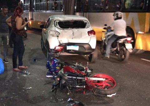 Homem vai parar embaixo de ônibus em acidente gravíssimo em viaduto de Manaus