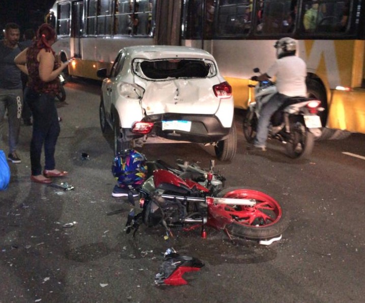 Homem vai parar embaixo de ônibus em acidente gravíssimo em viaduto de Manaus