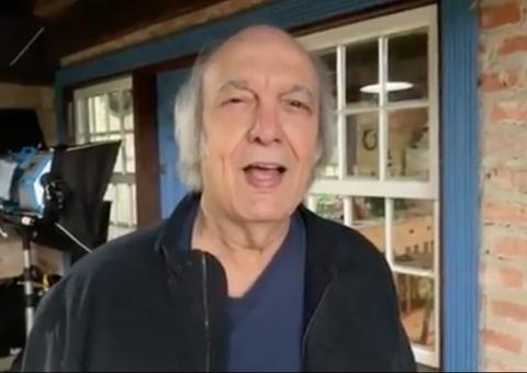 Vídeo: Erasmo Carlos cai do palco durante show 