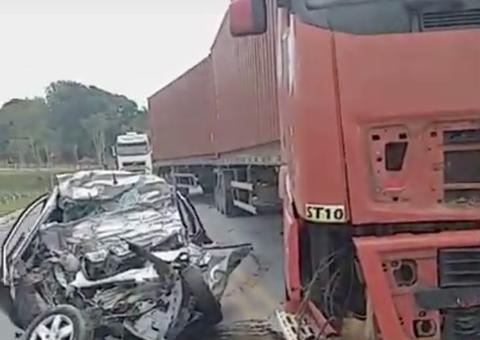 Mulher morre em grave acidente entre carro e carreta na BR-174