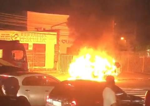 Vídeo: Carro fica destruído após pegar fogo em avenida de Manaus