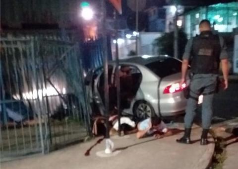 Suspeitos são baleados e batem carro durante troca de tiros com a polícia em Manaus