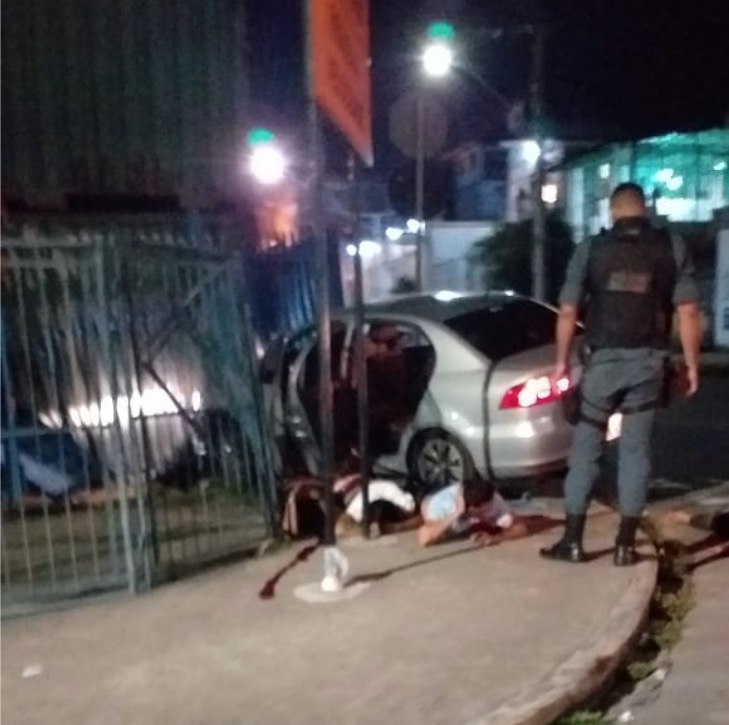 Suspeitos são baleados e batem carro durante troca de tiros com a polícia em Manaus