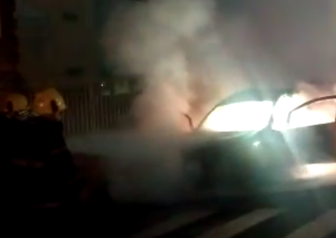 Carro tem perda total após pegar fogo em Manaus 