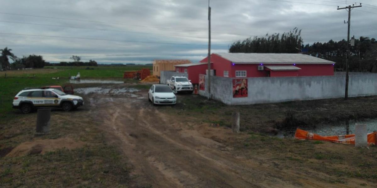 Chacina deixa cinco mortos e quatro feridos em boate à margem de estrada