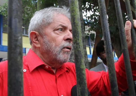 Lula rejeita direito a regime semiaberto e diz que só deixa prisão inocentado