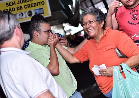 Josué conversa com feirantes na zona Leste