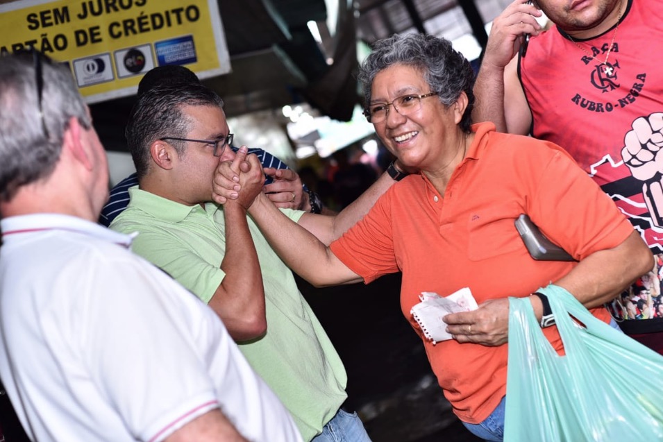 Josué conversa com feirantes na zona Leste