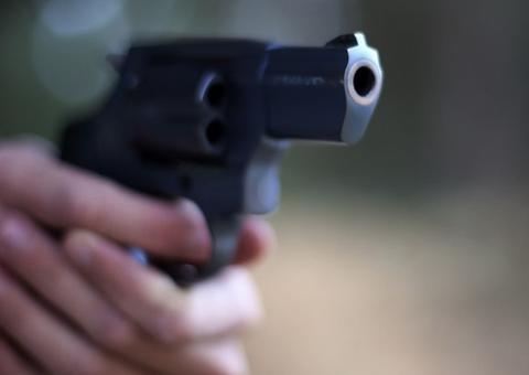 Pistoleiros invadem casas e executam homem com 4 tiros na cabeça em Manaus