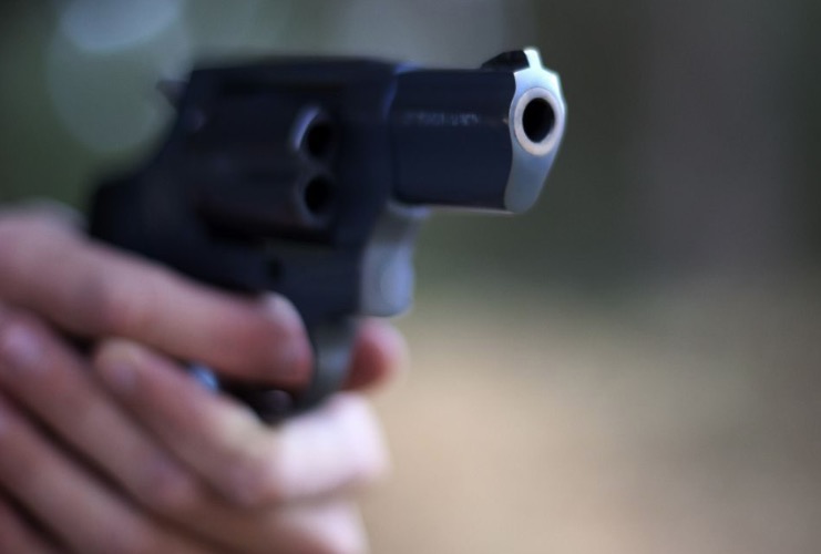 Pistoleiros invadem casas e executam homem com 4 tiros na cabeça em Manaus