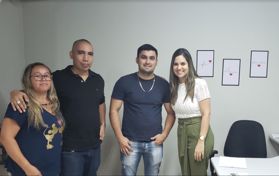 Família inclui 'segundo pai' em registro de menina em Manaus