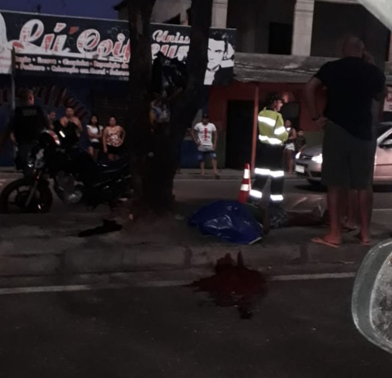 Motociclista morre ao ser arremessado contra árvore em grave acidente em Manaus