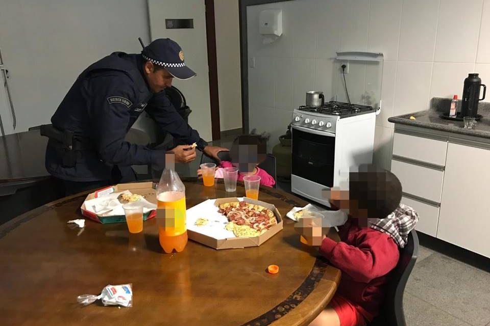 Mulher é presa após deixar filhos trancados, sem comida e sair para beber